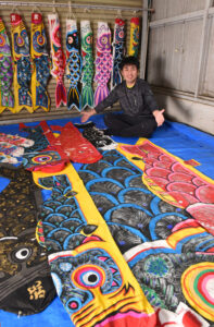 こいのぼりに乗って広がる夢　こいのぼりの制作、収集、普及活動に夢中の荒野さん（茨城・潮来市）