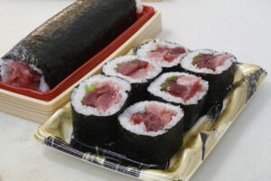 マグロの「でっか巻き」 あかつ水産(茨城・日立市)