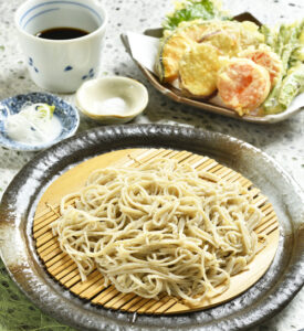 おすすめ「野菜天ざる」 手打ち蕎麦・花みずき(茨城・日立市)