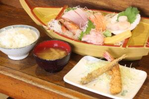 舟盛りの刺し身定食　味の食彩館（茨城・鉾田市）