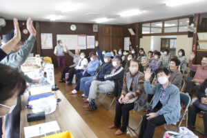 山里の恒例オークション 参加者約50人 日用品ほか“お宝”も 目的は地域サロンの運営資金獲得(茨城・常陸太田市)