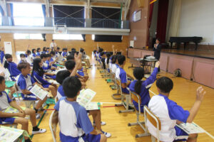 波崎小で「租税教室」 鹿行法人会青年部会(茨城・神栖市)