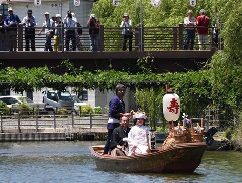 【梅雨点景】嫁入り舟から幸せの波紋　水郷潮来あやめまつり（茨城・潮来市）