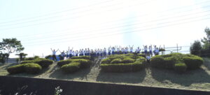 「大子西中」の巨大植栽文字　大子西中学校（茨城・大子町）