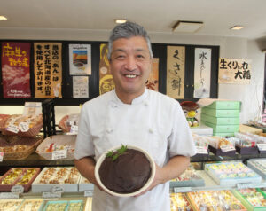 1人で完食は無理 メガぼたもち 和洋菓子店「菓子処坂本」(茨城・行方市)