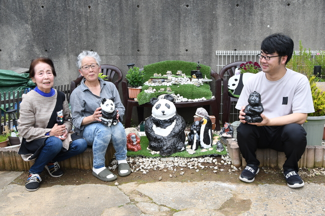 庭に手作り紙粘土の動物園（茨城・日立市）