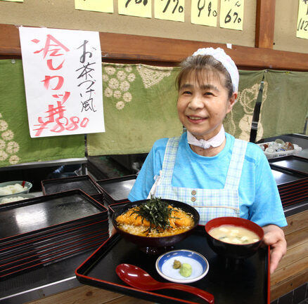 冷やしカツ丼の季節　市公設卸売市場内「うんの食堂」（茨城・水戸市）