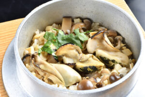 おすすめ「岩ガキの釜めし定食」　季節の釜めし さぬき（茨城・茨城町）