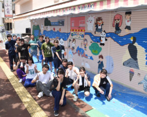 “十王愛”こもるシャッターアート 十王駅前の山貴(茨城・日立市)