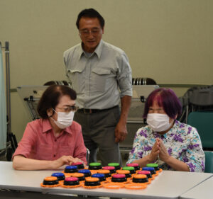 バリアフリー遊具を寄贈 考案者の長田さん 那珂市の盲老人ホームへ(茨城・鉾田市、那珂市)