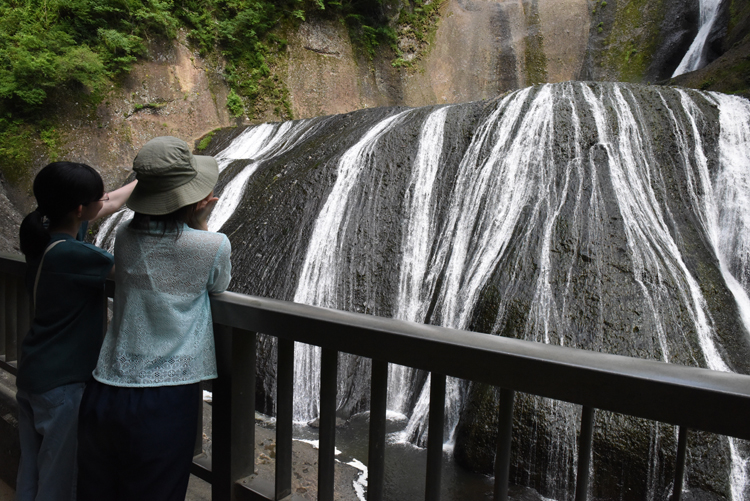 水量を楽しむ初夏の名瀑　袋田の滝（茨城・大子町）