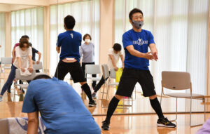 独自転倒予防体操を指導 ゆかいふれあいセンターの教室(茨城・笠間市)