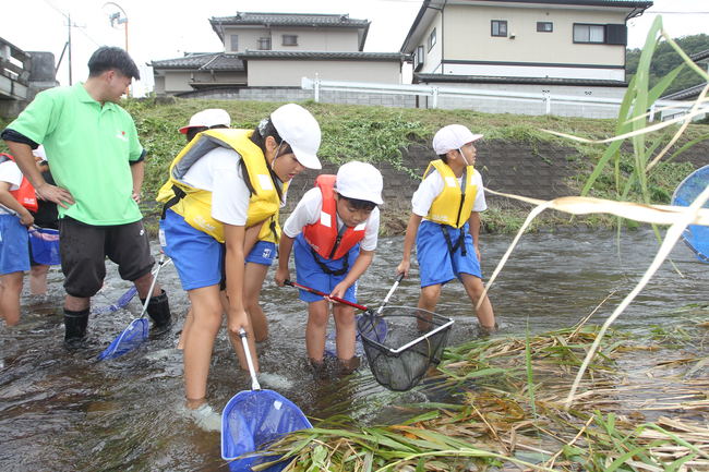 全校で「ザックザック隊」結成　石岡小児童が大北川観察（茨城・北茨城市）