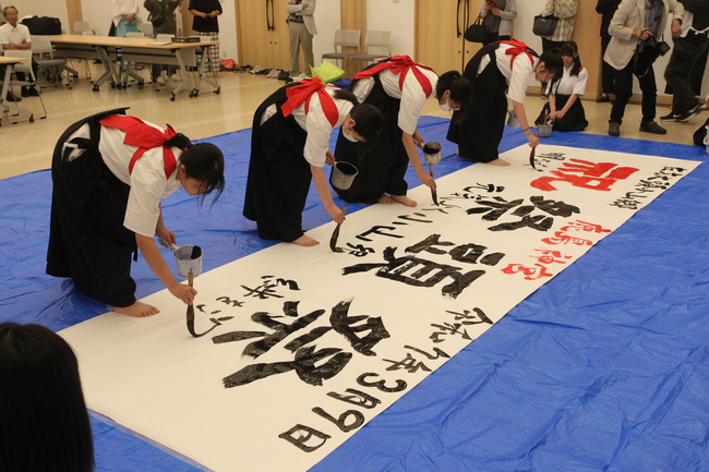 書道部員が横断幕揮毫　鹿島高・付属中生　祭頭祭を盛り上げようと（茨城・鹿嶋市）