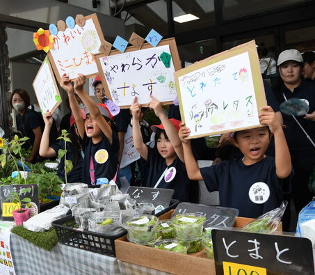 児童らが、育てた野菜の販売会（茨城・大子町）