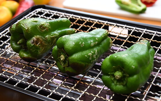 種もおいしく食べられるピーマン農家の丸ごと焼き（茨城・神栖市）