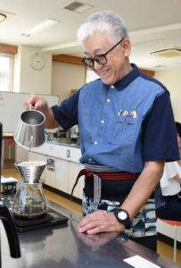 丁寧にコーヒーをいれる富澤さんの写真