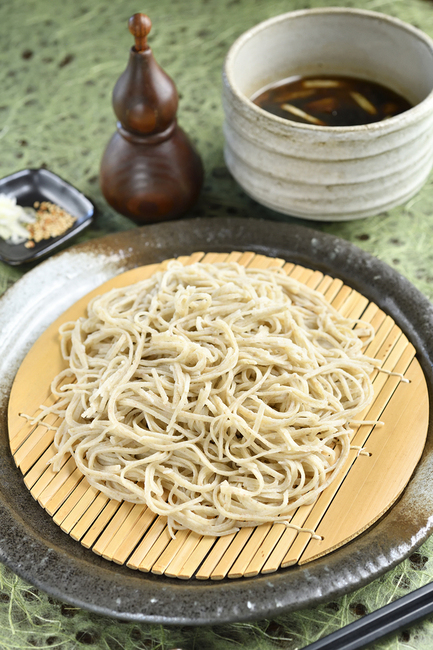 おすすめ「つけ軍鶏ざる」　「手打ち蕎麦・花みずき」（茨城・日立市）