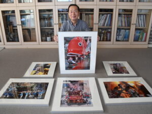 お祭り写真家の最終展 キャリア30年の梶山さん 市立図書館で15日まで(茨城・鉾田市)