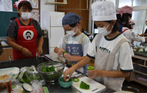 農家が講師の「ピーマン教室」 JAなめがたしおさい女性部 植松小で6年生を指導(茨城・神栖市)