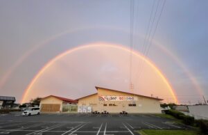 “にじのなか”が虹の中に JA直売所に起きた“珍事”(茨城・東海村)