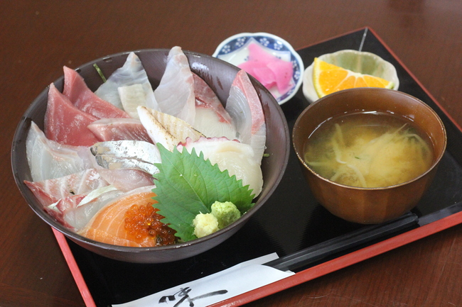 多彩な盛りの海鮮丼　和源かつもと（茨城・潮来市）