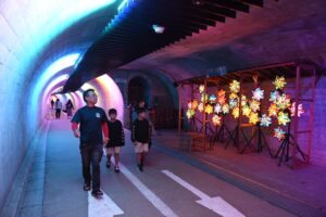 トンネルと滝が七変化 袋田の滝で「大子来人」(茨城・大子町)