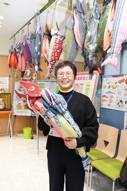 願い込めた“新巻きサケ”　つるし飾り まちの保健室に展示中（茨城・水戸市）