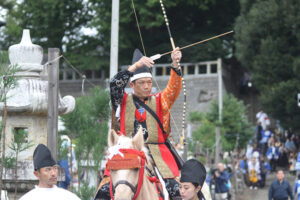 流鏑馬の矢を放つ様子