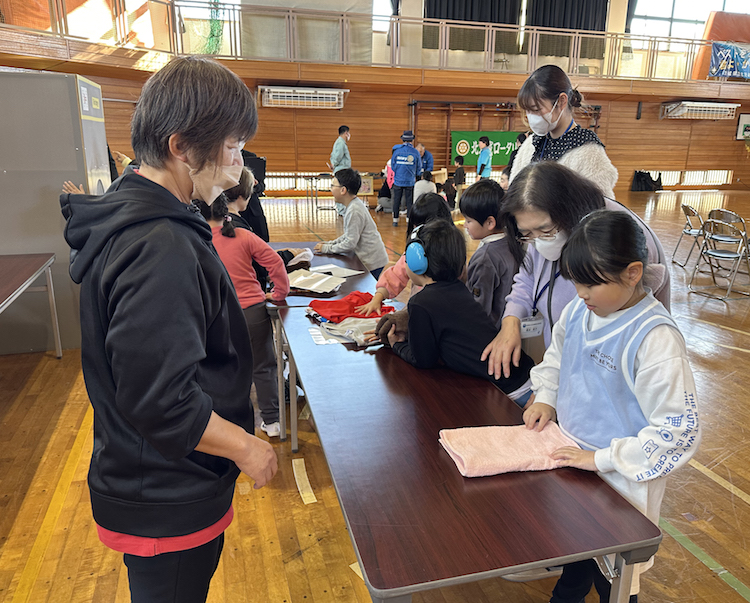 ４つの仕事にチャレンジ　特別支援学校の児童　北茨城ＲＣが協力（茨城・北茨城市）