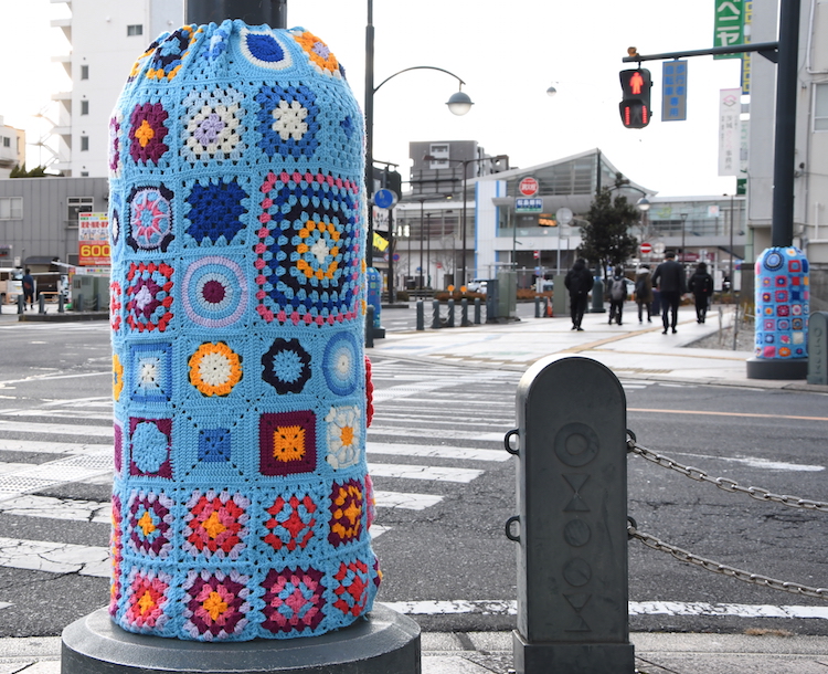 編み物で街を彩る　昭和通りでヤーンボミング（茨城・ひたちなか市）