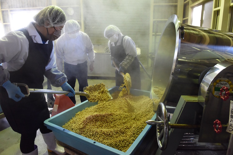 蒸気に包まれて寒仕込み　みそ蔵「たつご味噌」（茨城・高萩市）