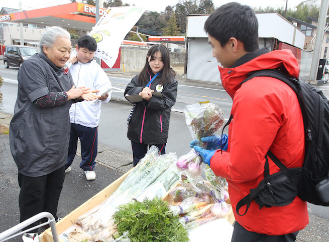 野菜をリヤカーで売り歩き　鉾田二高農業科（茨城・鉾田市）