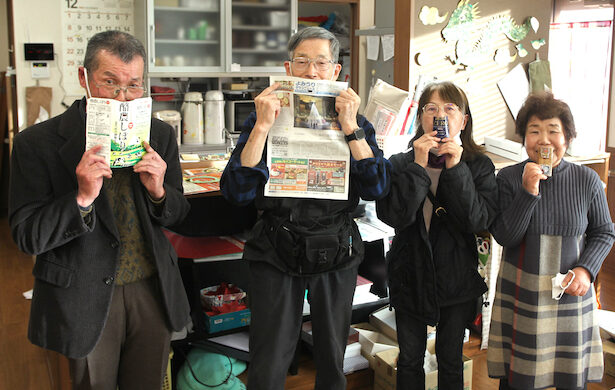 新聞紙で演奏活動　慰問も 鈴木さんら（茨城・高萩市）