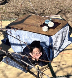 観梅といえばこたつ？　市植物公園でユニーク催し「梅こたつ」（茨城・水戸市）