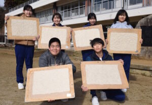 期待と、寂しさも混じる卒業証書作り　旭北小学校（茨城・鉾田市）