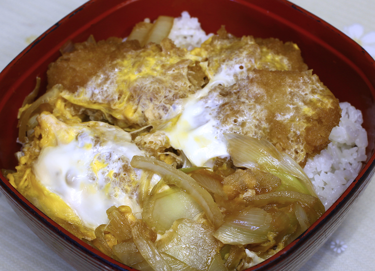 「きたきた丼」と「うらうら丼」　食堂「かどや」（茨城・行方市）