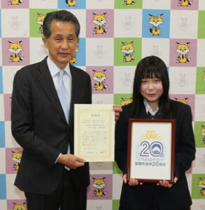 合併ロゴに感謝状　笠間高・榎本さんに市長から（茨城・笠間市）
