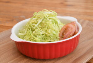 春キャベツは「ぜひ、生で」 農家で直売所のスタッフが提案(茨城・行方市)