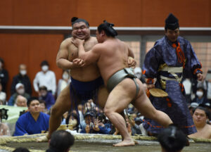 大の里、高安に大歓声 2600人が見守った大相撲鹿行鉾田場所(茨城・鉾田市)