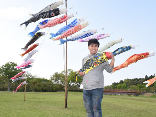 県内各地に50匹超のこいのぼり 収集、制作家の荒野さん(茨城・潮来市)