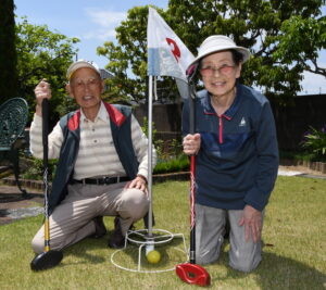 合わせて１９０歳 成長中　グラウンドゴルフを楽しむ瀬谷好巳さん、みさ子さん夫婦（茨城・神栖市）