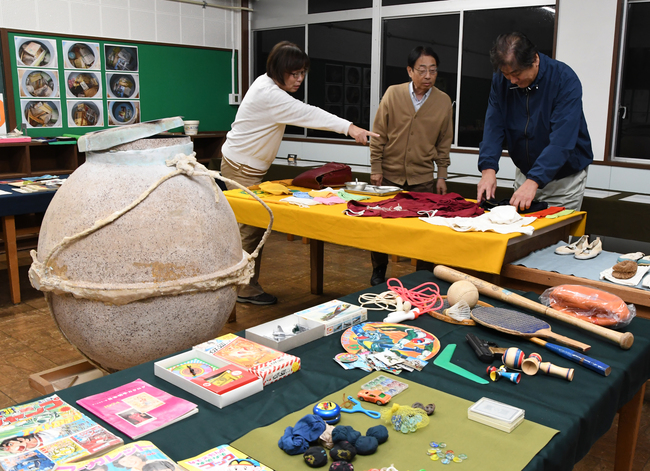 50年前の“贈り物”展示 とくしゅくの杜に鉾田小のタイムカプセル(茨城・鉾田市)