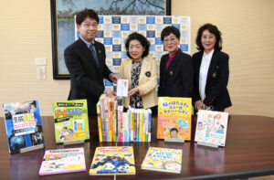 国際女性団体が本寄贈　ソロプチミスト水戸 県立図書館に（茨城・水戸市）