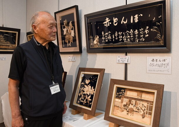 竹づくしの「竹はり画」 友部図書館で25日まで 愛好家が作品展(茨城・笠間市)