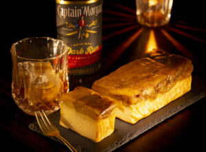 バーカウンターから干し芋ケーキ バー・アマエビの「ラムいもチーズケーキ」 昨秋のグルメイベントで健闘(茨城・東海村)