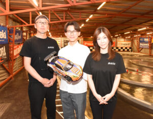 3人で歩むラジコン道　金谷さん親子　舞台は畑の中のサーキット（茨城・鉾田市）