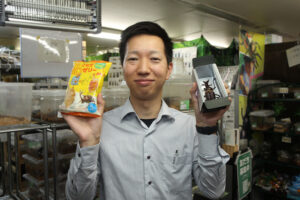昆虫ショップに珍自販機 「昆虫への関心を深めて」と設置(茨城・城里町)