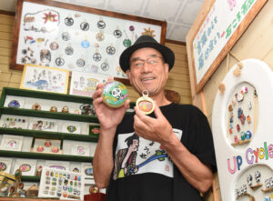 石、プルタブをアートに 「原動力は石ころの魔力」 石川さん(茨城・日立市)