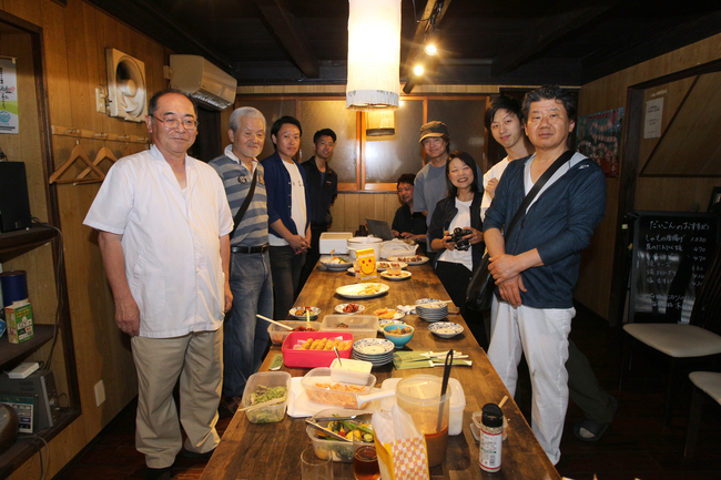 地元の味を楽しむイロハ 福祉会館まいん駐車場で26日(茨城・大子町)